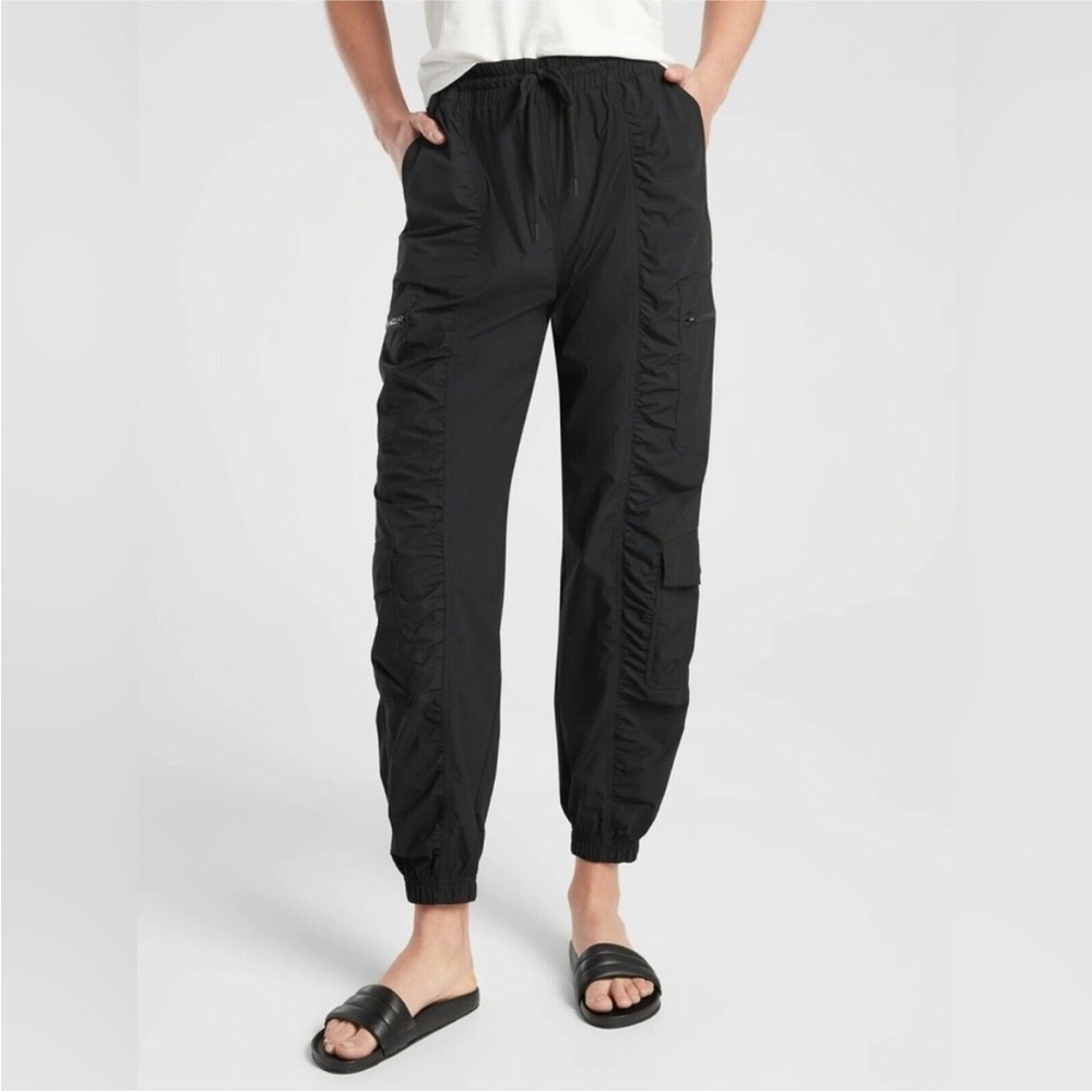 Athleta Black Parachute Cargo Pant Size 6‎ petitie- - Lightweight- Tapered Leg